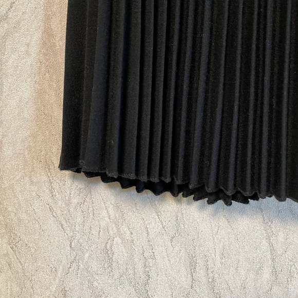 Urban Behaviour Black Pleated Mini Skirt - Picture 2 of 4